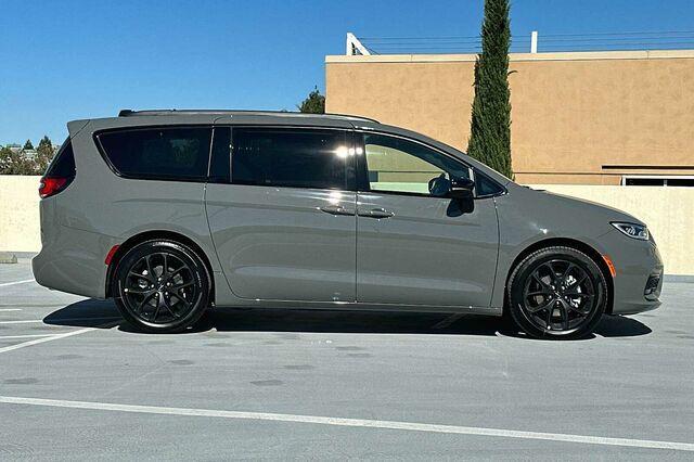 new 2023 Chrysler Pacifica car, priced at $53,988