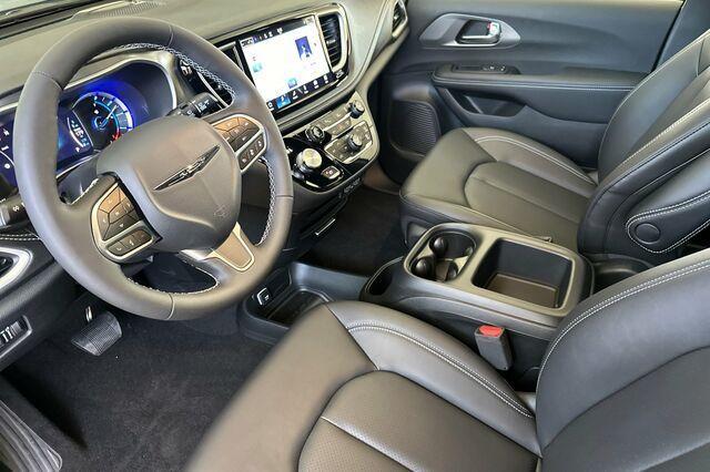 new 2025 Chrysler Pacifica Hybrid car, priced at $54,825