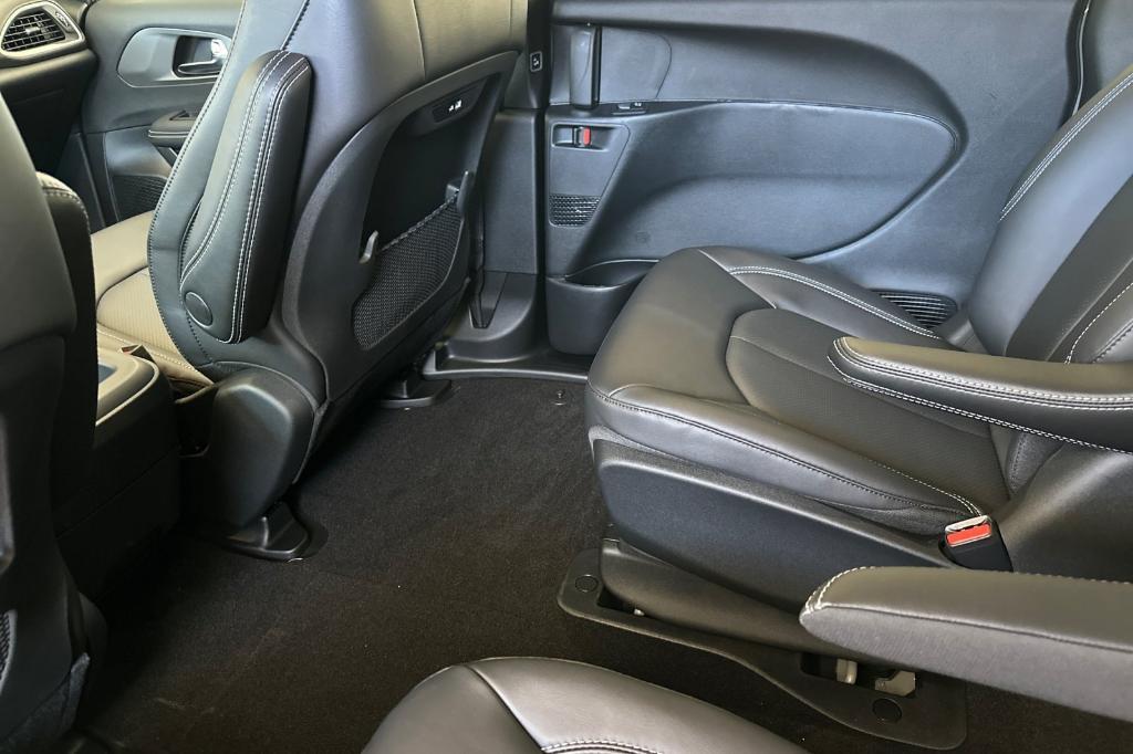 new 2025 Chrysler Pacifica Hybrid car, priced at $54,825