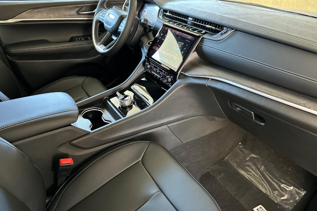 new 2025 Jeep Grand Cherokee car, priced at $50,010