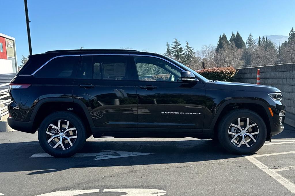 new 2025 Jeep Grand Cherokee car, priced at $49,070