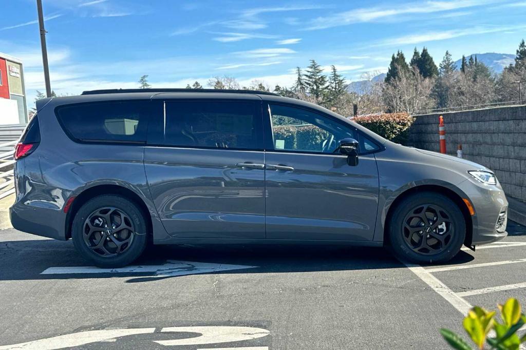 new 2025 Chrysler Pacifica Hybrid car, priced at $60,275