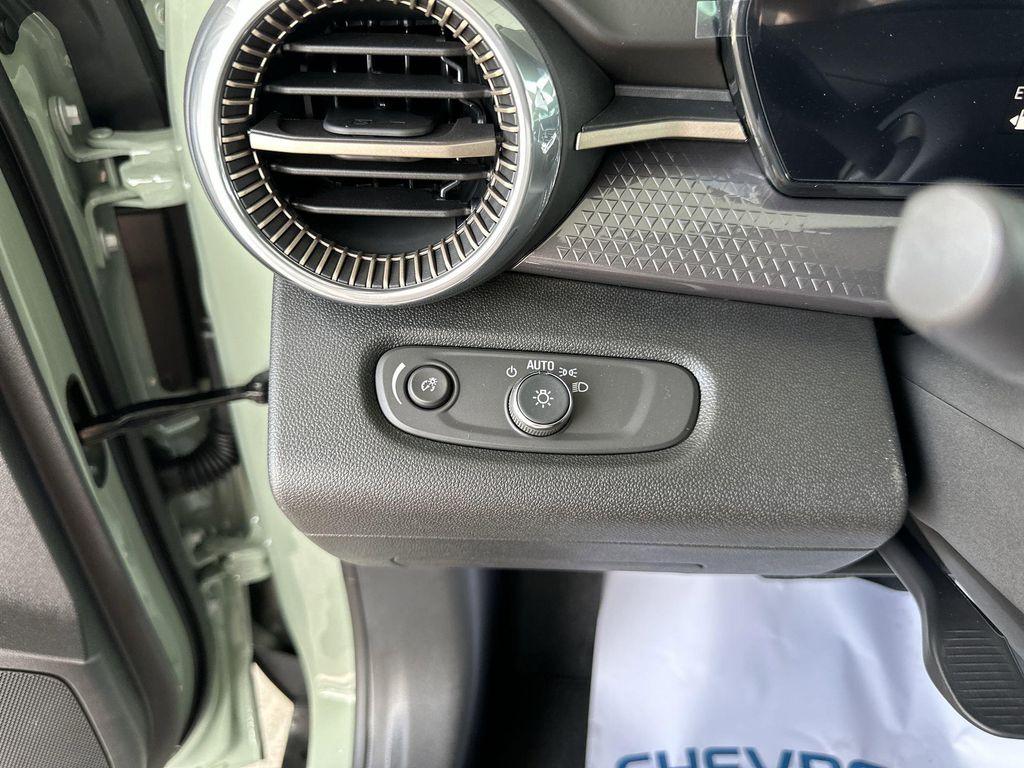 new 2025 Chevrolet Trax car, priced at $25,730