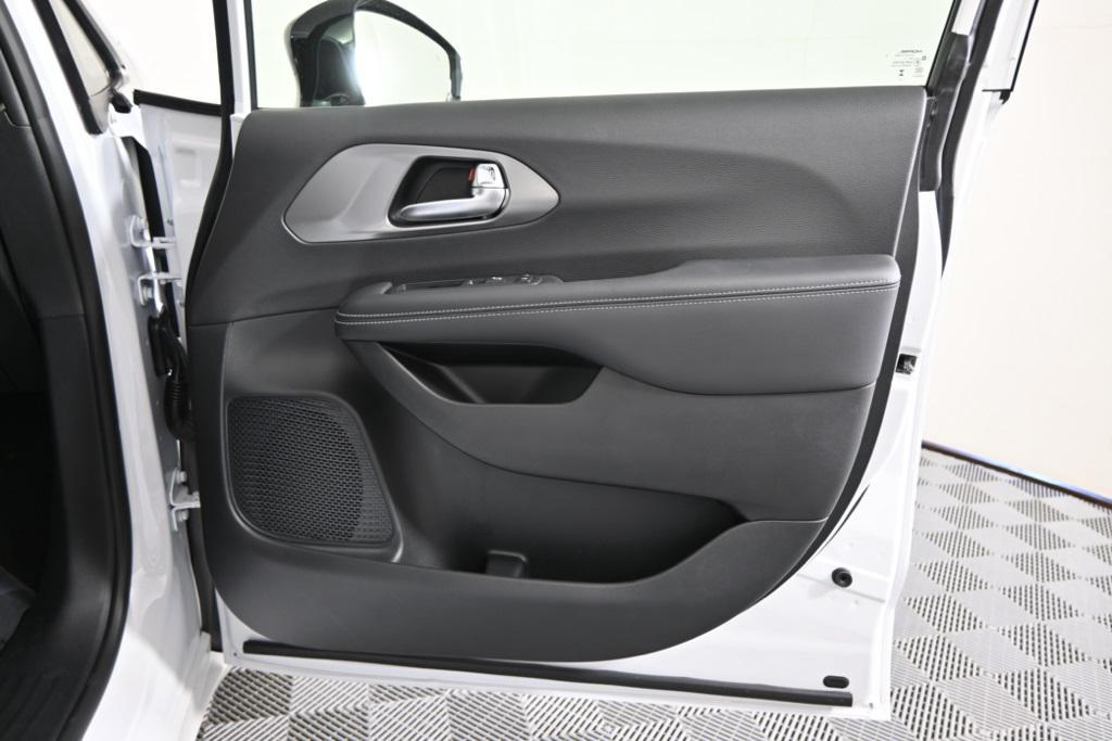 new 2025 Chrysler Pacifica car, priced at $44,199