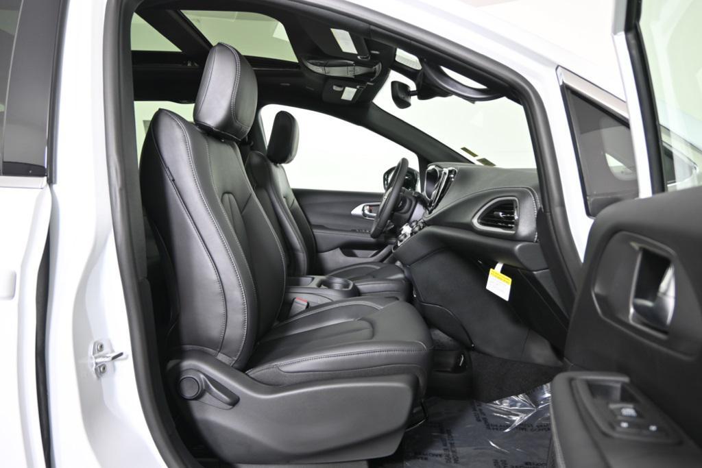 new 2025 Chrysler Pacifica car, priced at $44,199