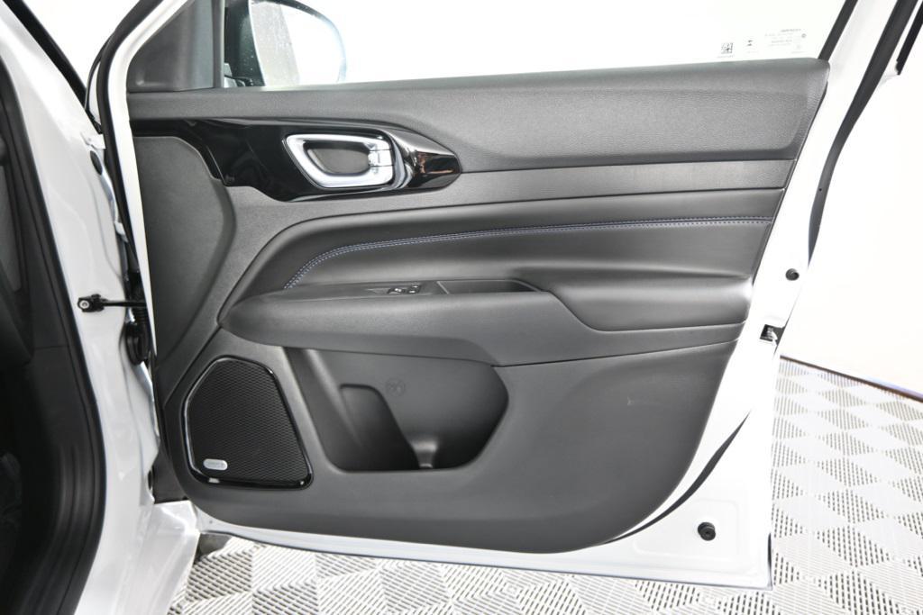 new 2025 Jeep Compass car, priced at $31,999