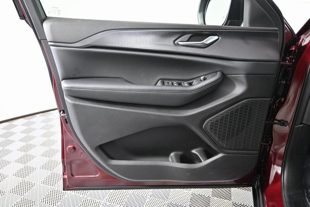 new 2025 Jeep Grand Cherokee car, priced at $37,999