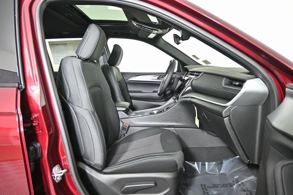 new 2025 Jeep Grand Cherokee car, priced at $37,999