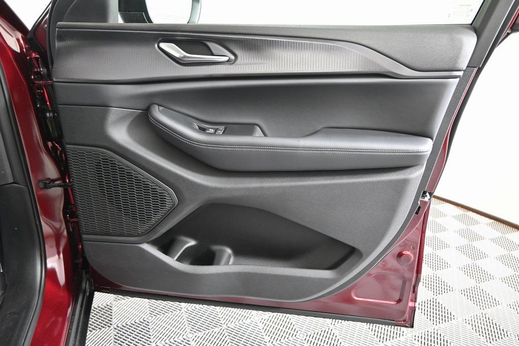 new 2025 Jeep Grand Cherokee car, priced at $37,999