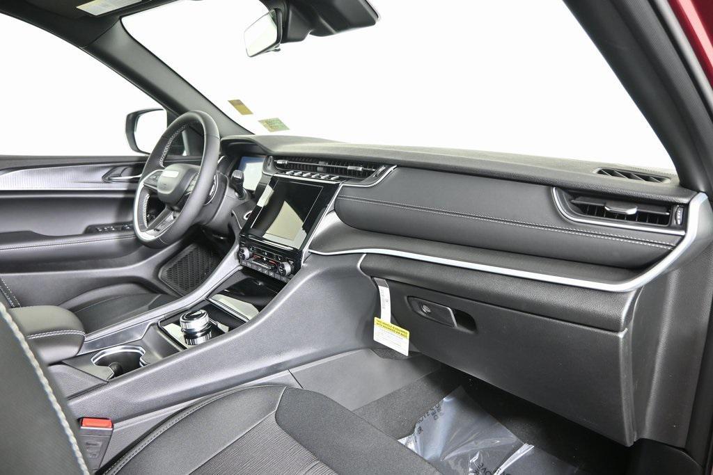 new 2025 Jeep Grand Cherokee car, priced at $37,999