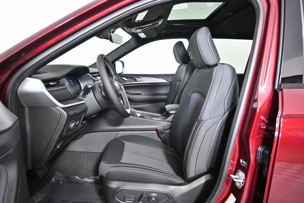 new 2025 Jeep Grand Cherokee car, priced at $37,999