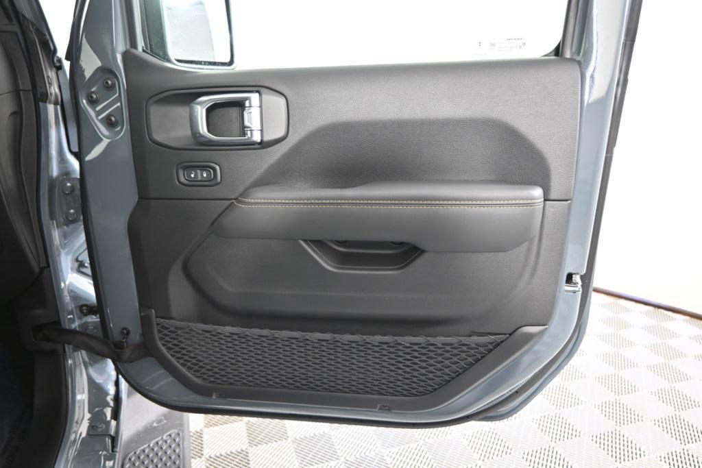 new 2025 Jeep Gladiator car, priced at $46,399