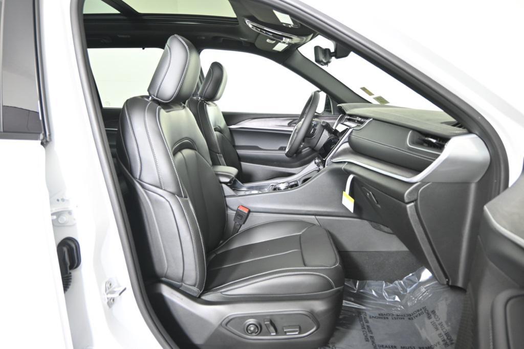 new 2025 Jeep Grand Cherokee car, priced at $47,299