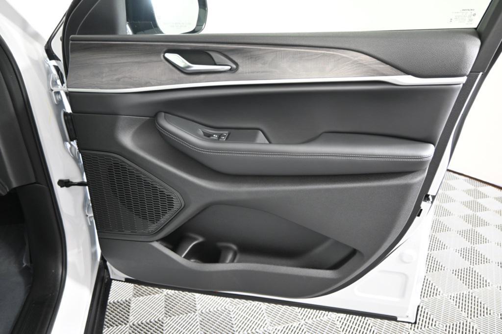 new 2025 Jeep Grand Cherokee car, priced at $47,299