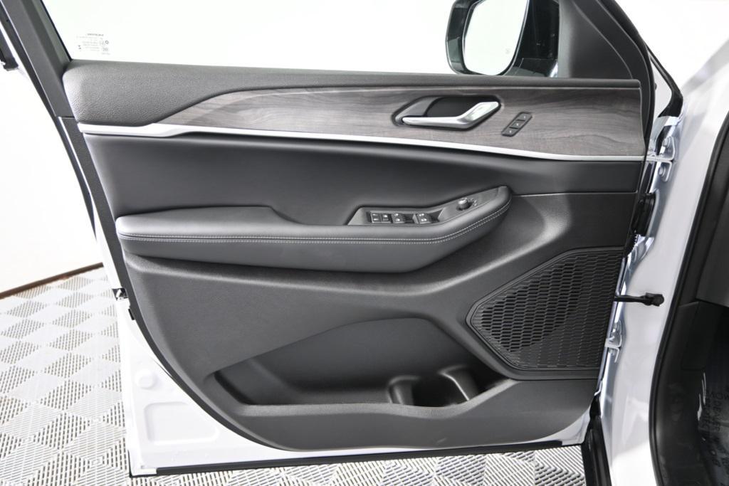 new 2025 Jeep Grand Cherokee car, priced at $47,299