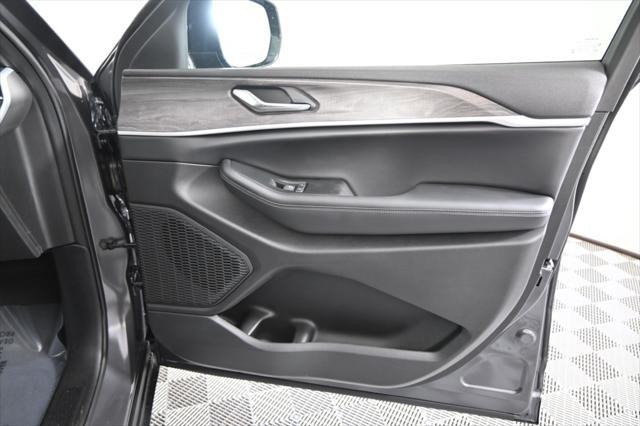 new 2025 Jeep Grand Cherokee car, priced at $51,199
