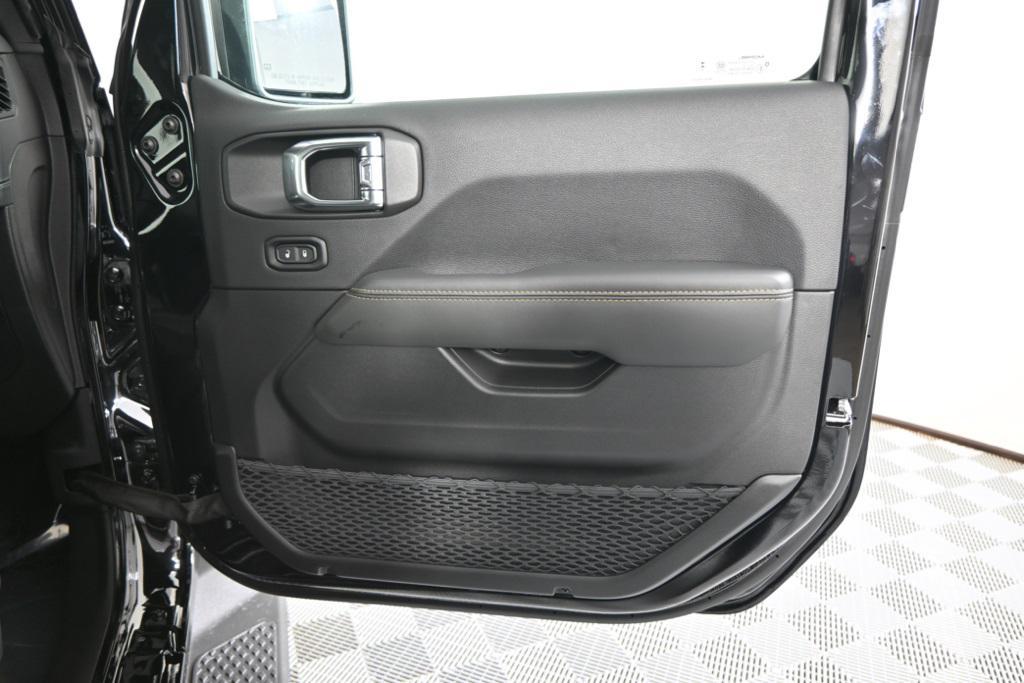 new 2025 Jeep Gladiator car, priced at $46,399