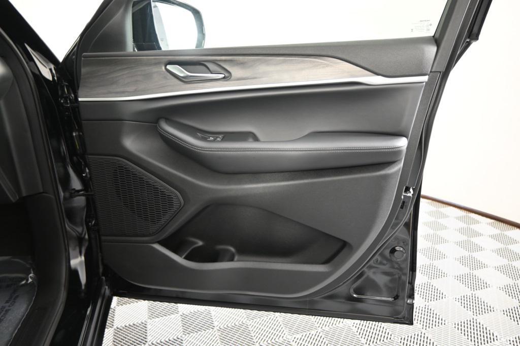 new 2025 Jeep Grand Cherokee car, priced at $47,999