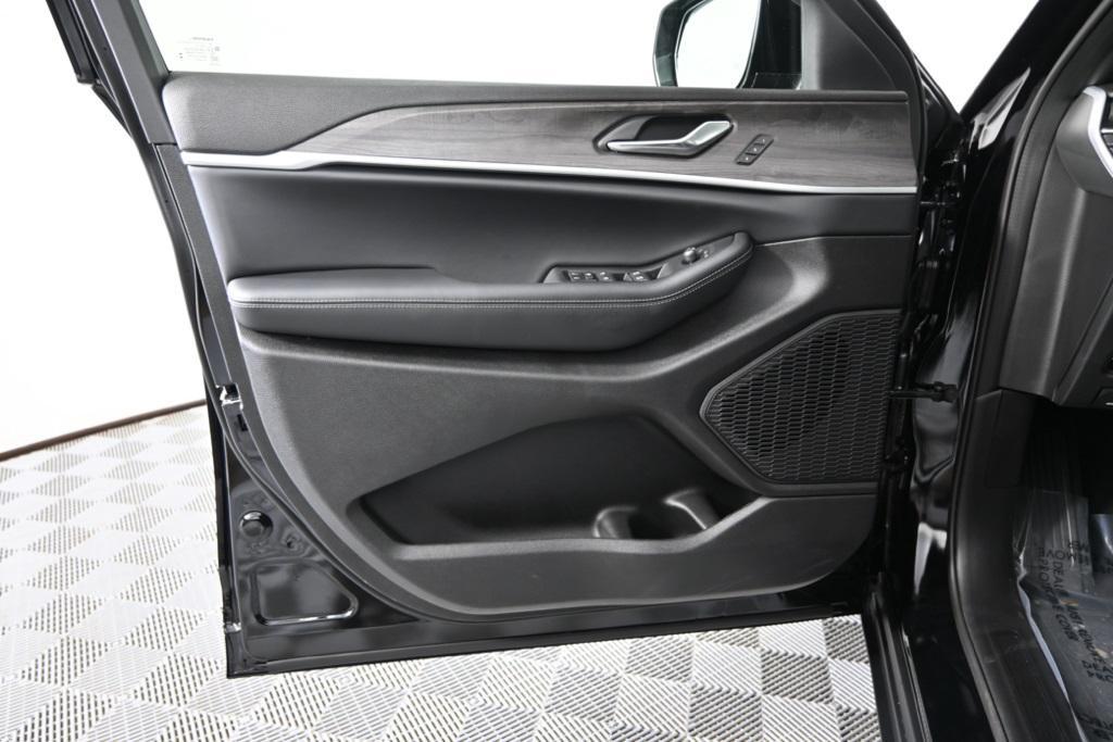 new 2025 Jeep Grand Cherokee car, priced at $47,999