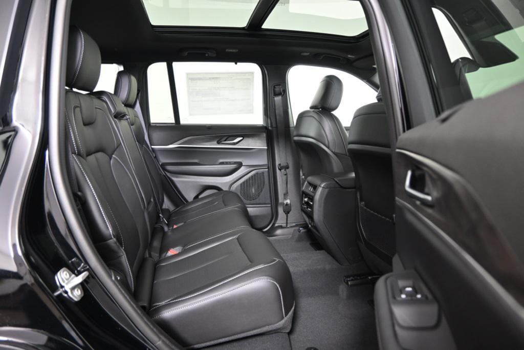 new 2025 Jeep Grand Cherokee car, priced at $47,999