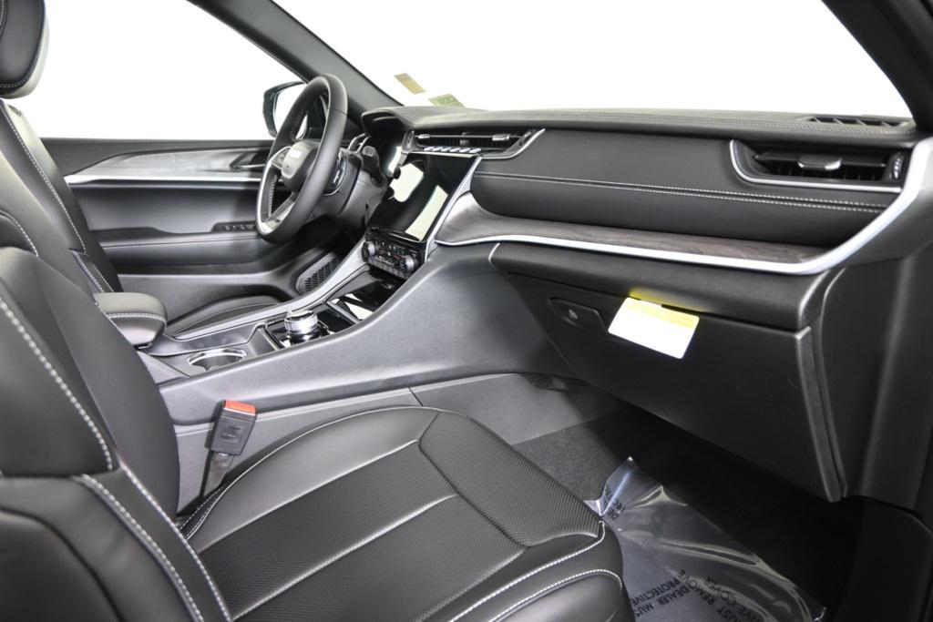 new 2025 Jeep Grand Cherokee car, priced at $47,999