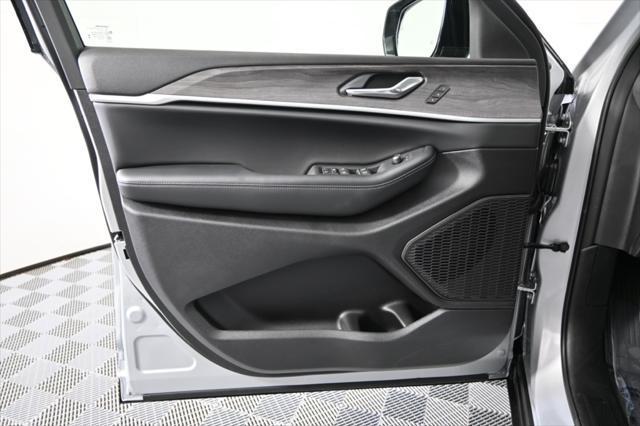 new 2025 Jeep Grand Cherokee car, priced at $49,599