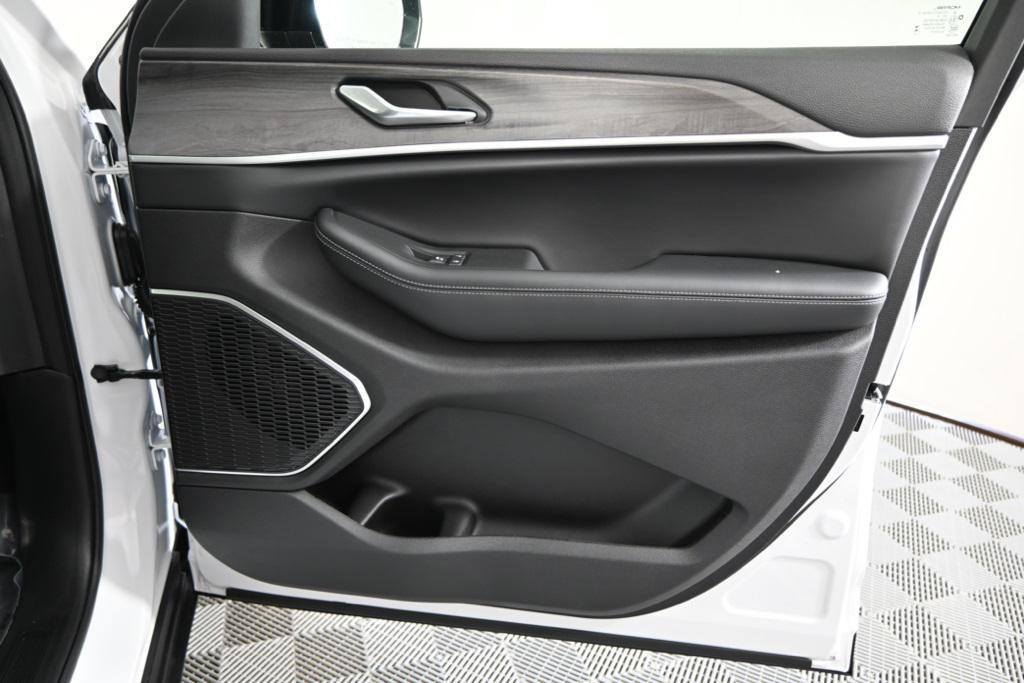 new 2025 Jeep Grand Cherokee car, priced at $49,899