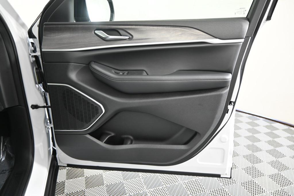 new 2025 Jeep Grand Cherokee car, priced at $49,899