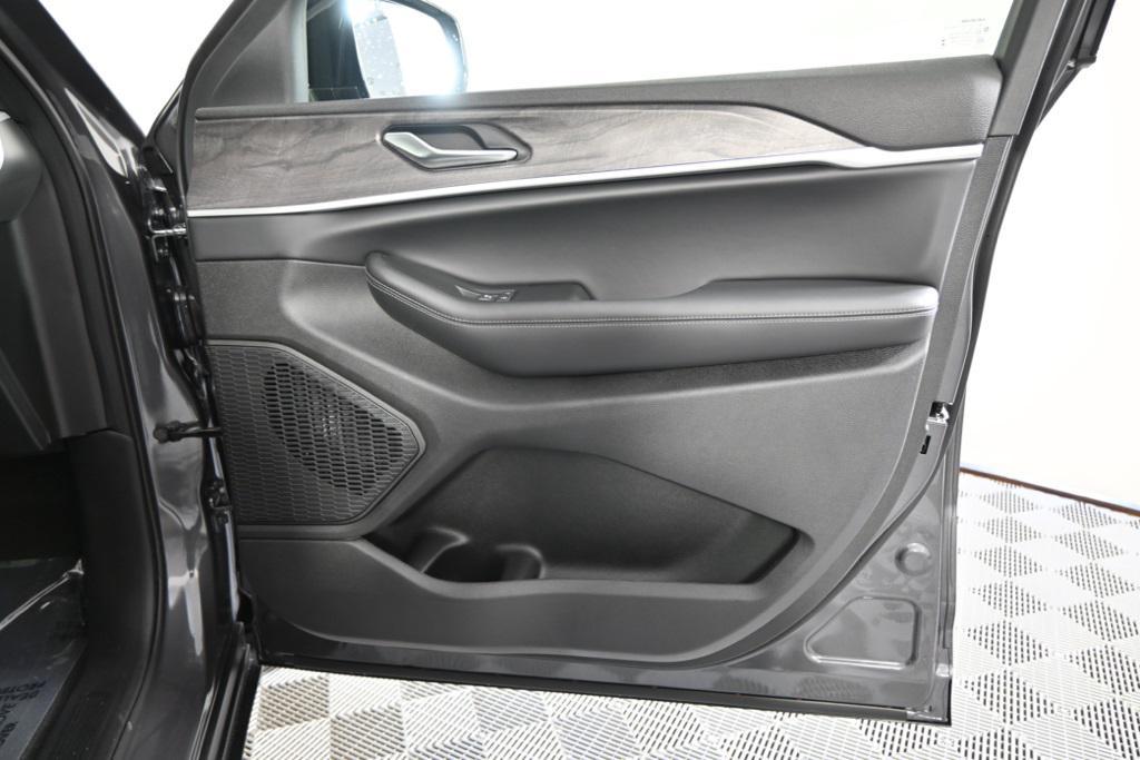 new 2025 Jeep Grand Cherokee L car, priced at $47,899