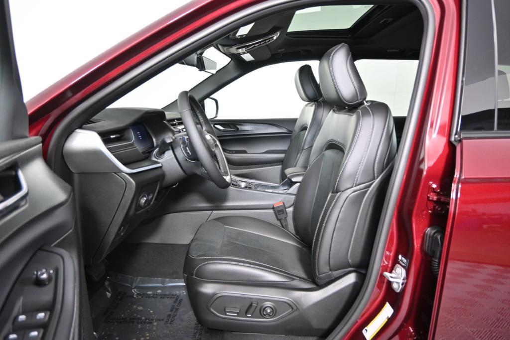 new 2025 Jeep Grand Cherokee car, priced at $41,699