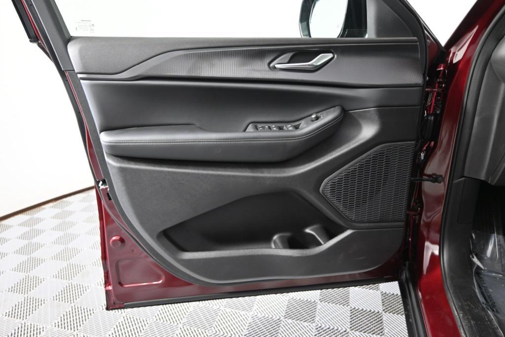 new 2025 Jeep Grand Cherokee car, priced at $41,699