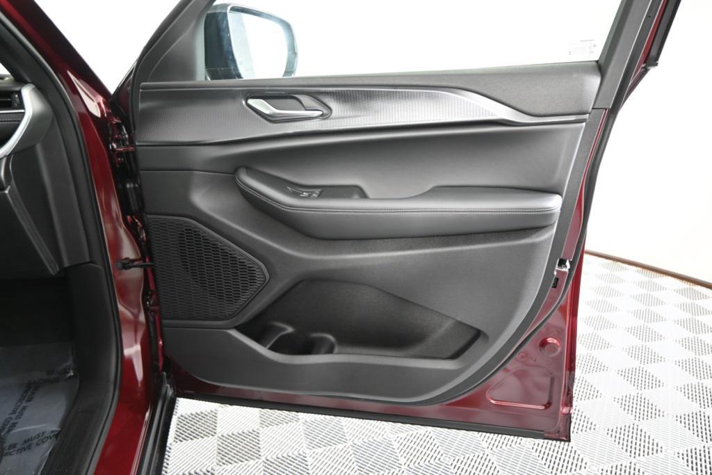 new 2025 Jeep Grand Cherokee car, priced at $41,699