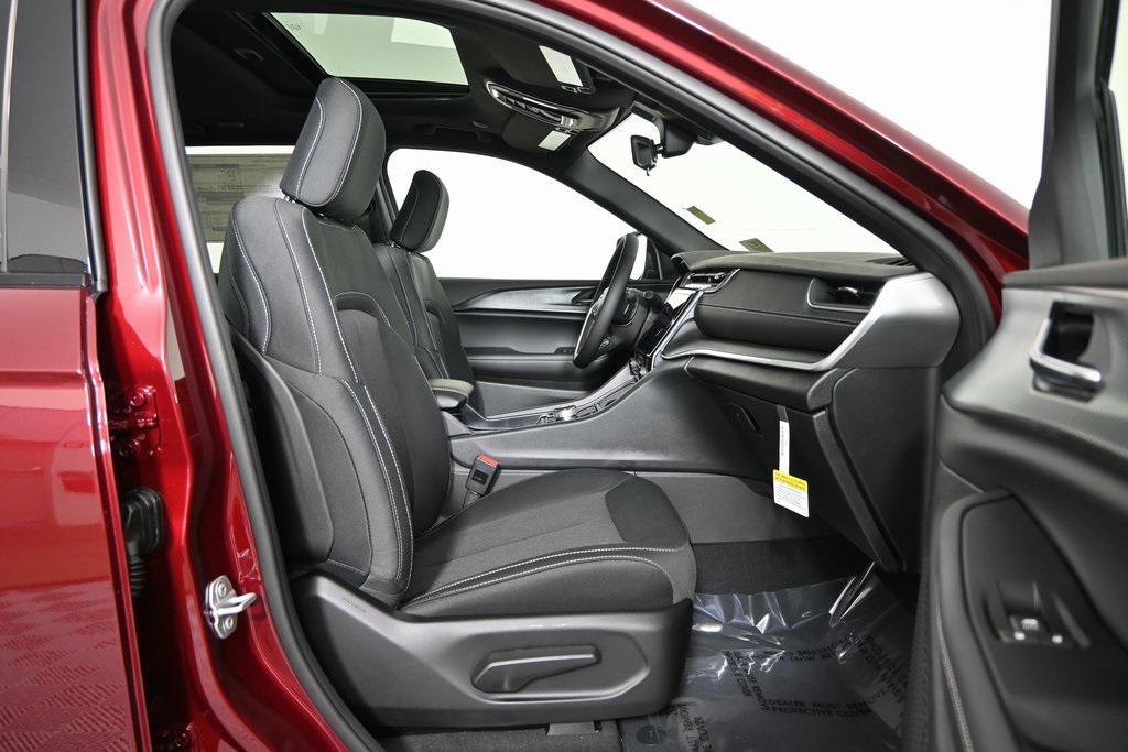 new 2025 Jeep Grand Cherokee car, priced at $38,199