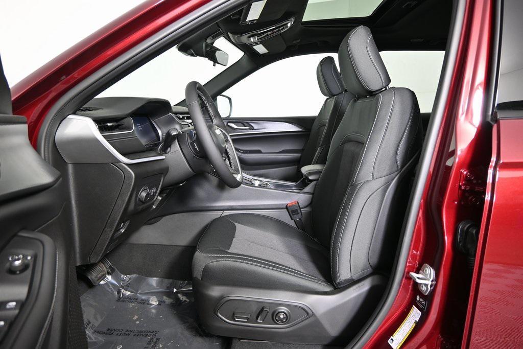 new 2025 Jeep Grand Cherokee car, priced at $38,199