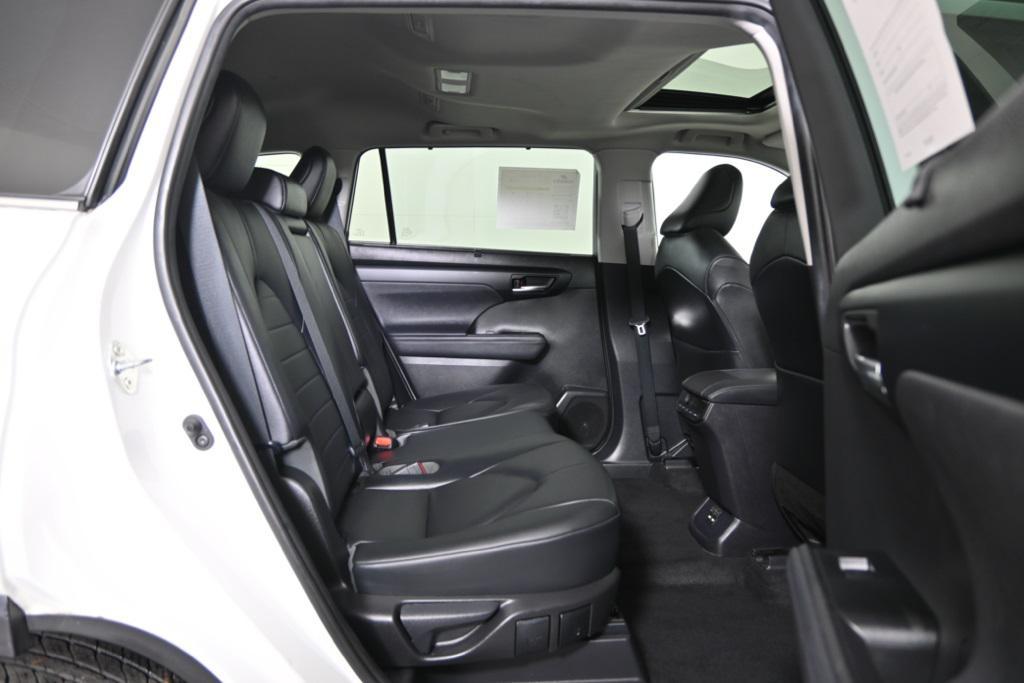 used 2021 Toyota Highlander car, priced at $32,999