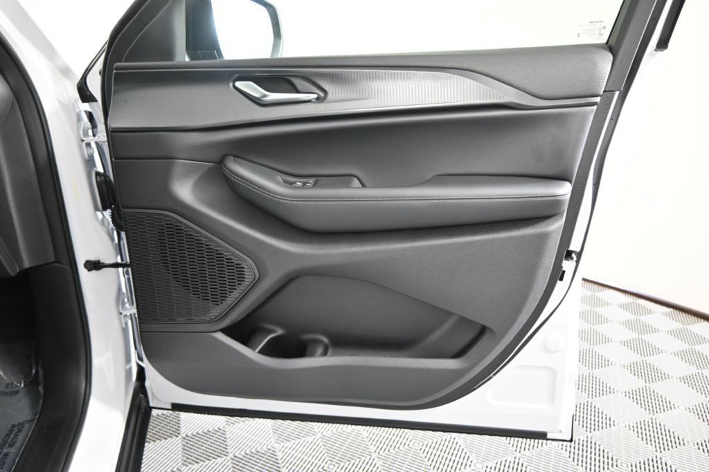 new 2025 Jeep Grand Cherokee car, priced at $37,399