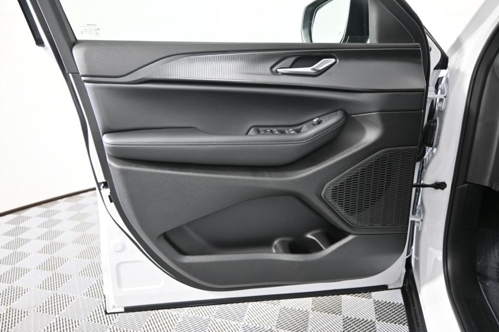 new 2025 Jeep Grand Cherokee car, priced at $37,399