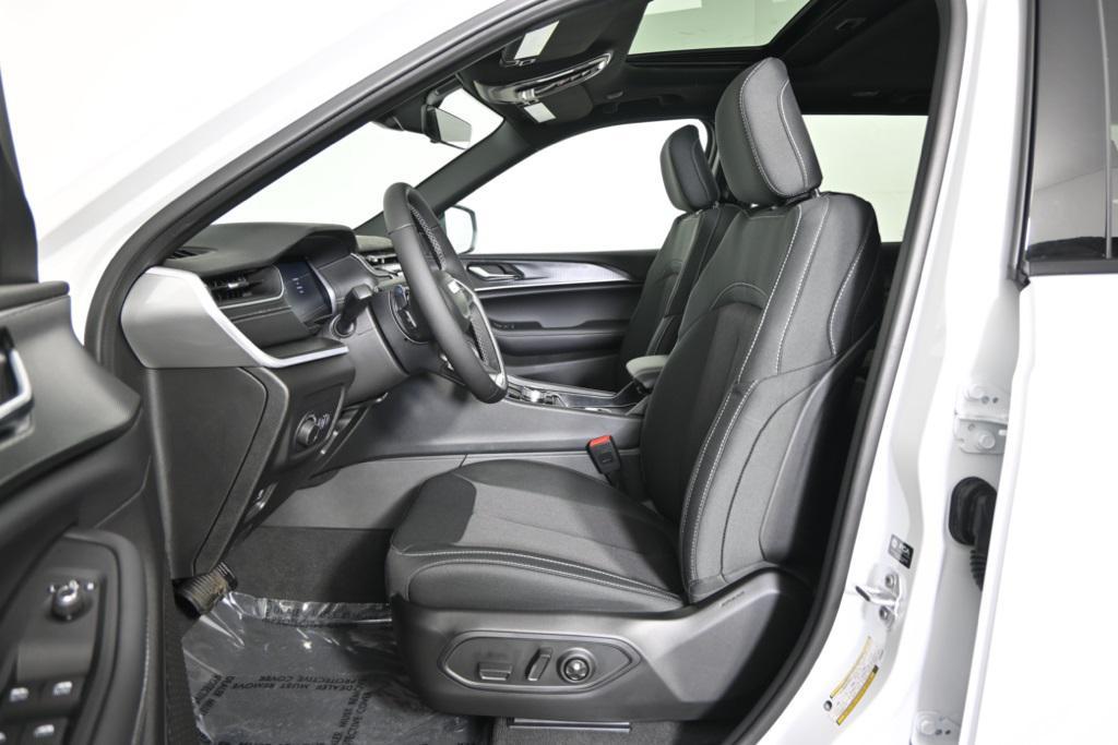 new 2025 Jeep Grand Cherokee car, priced at $37,399