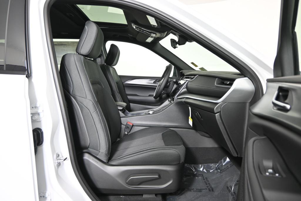 new 2025 Jeep Grand Cherokee car, priced at $37,399