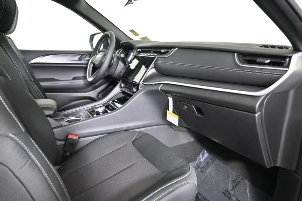 new 2025 Jeep Grand Cherokee car, priced at $37,399