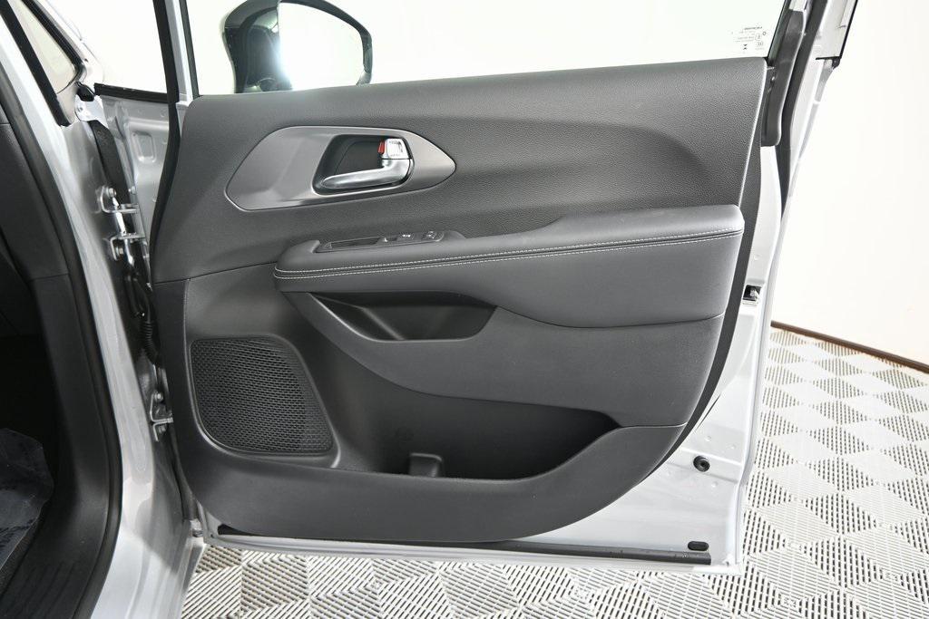 new 2026 Chrysler Pacifica car, priced at $47,415