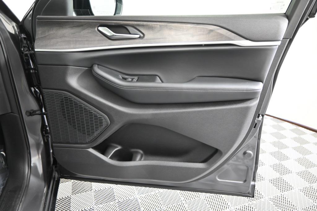 new 2025 Jeep Grand Cherokee car, priced at $47,999