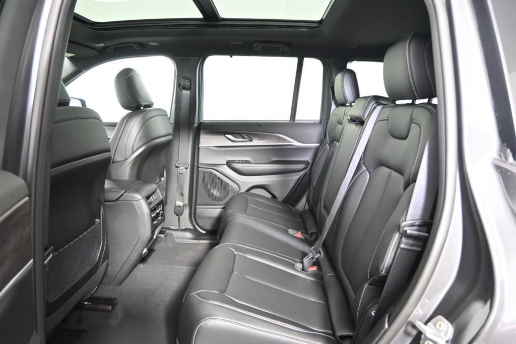 new 2025 Jeep Grand Cherokee car, priced at $47,999