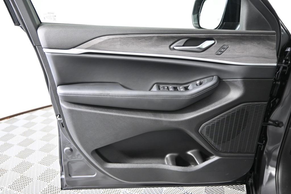 new 2025 Jeep Grand Cherokee car, priced at $47,999