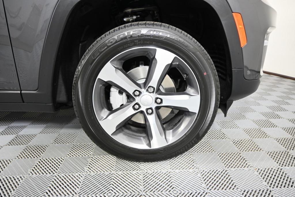 new 2025 Jeep Grand Cherokee car, priced at $47,999