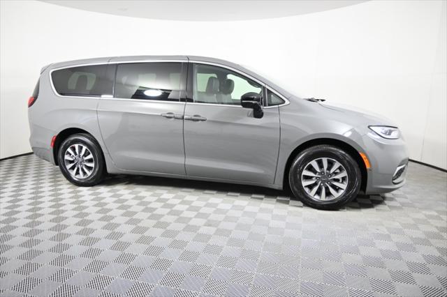 new 2025 Chrysler Pacifica Hybrid car, priced at $41,999