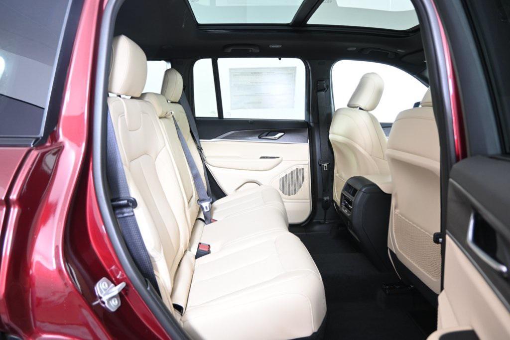 new 2025 Jeep Grand Cherokee car, priced at $45,999