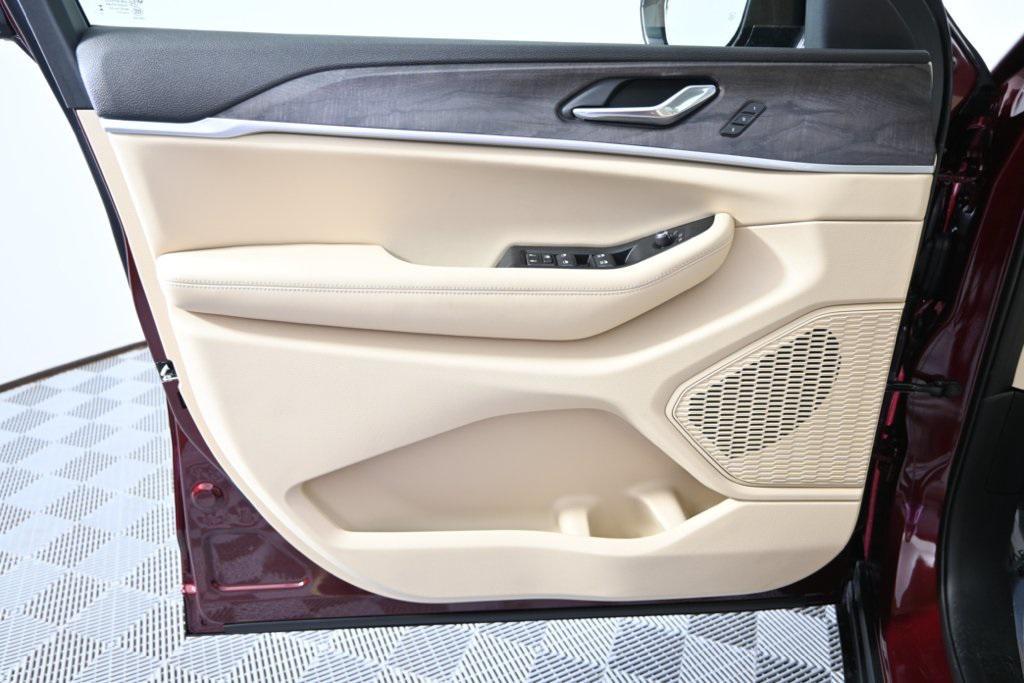 new 2025 Jeep Grand Cherokee car, priced at $45,999