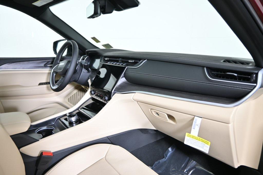 new 2025 Jeep Grand Cherokee car, priced at $45,999