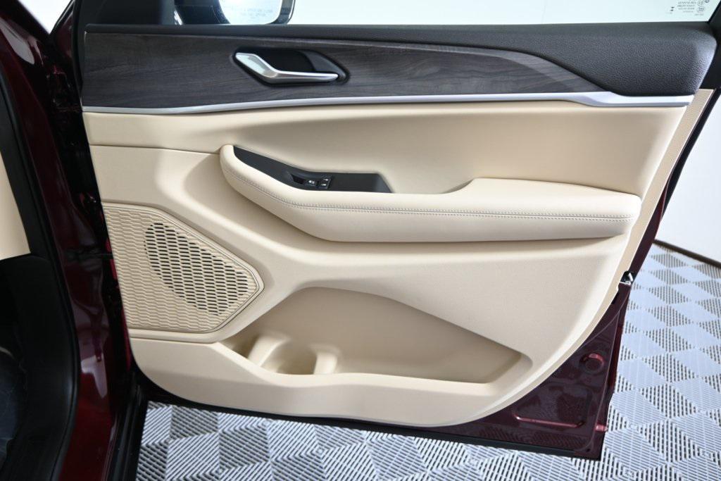 new 2025 Jeep Grand Cherokee car, priced at $45,999